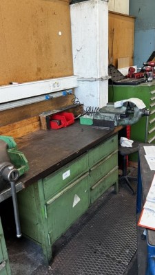 2 Werkbänke mit Schraubstock